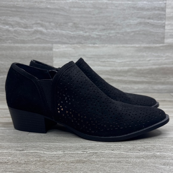 NWT Dress Barn Hazel Faux Suede Cut Out Ankle Booties Womens Size 7 - Picture 1 of 12